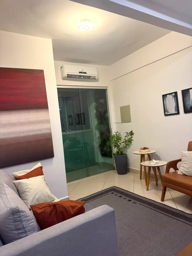 Sala de espera com poltrona e plantas