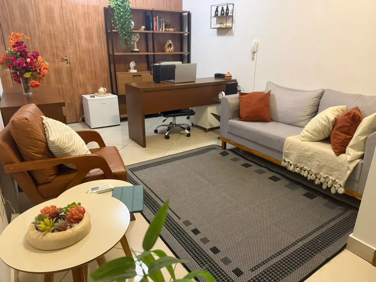 Consultório com poltrona, sofá e mesa de trabalho